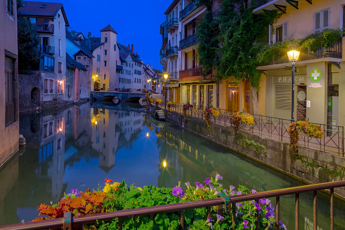 Découvrez Annecy la Nuit en Toute Sérénité